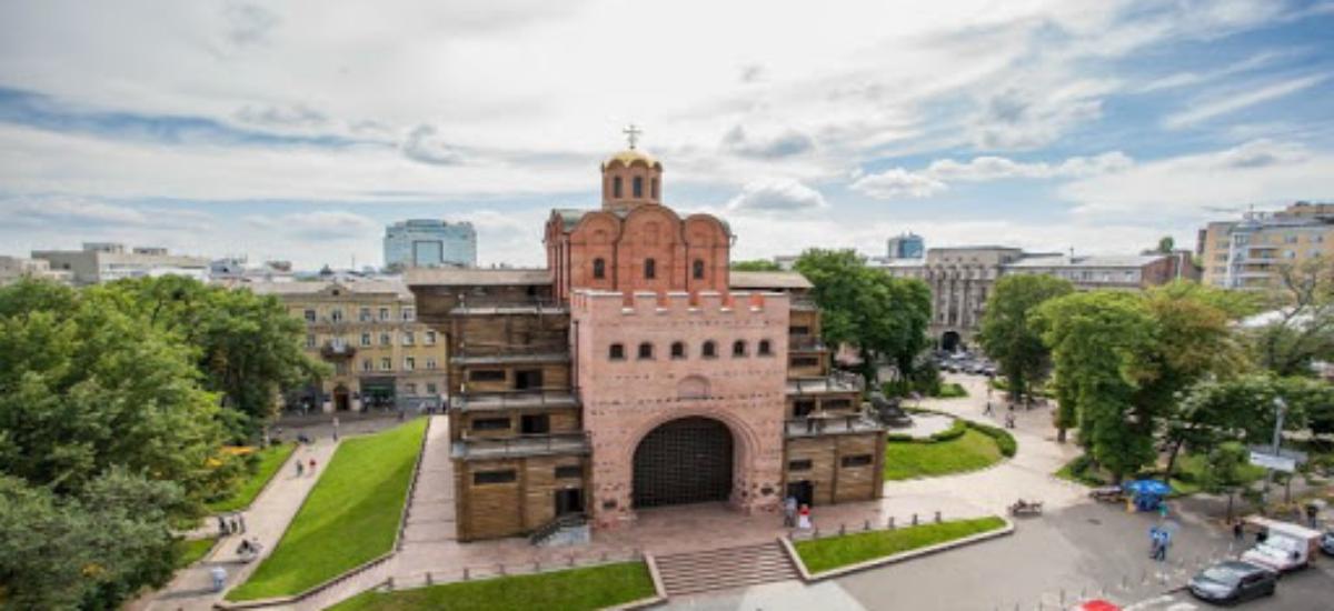 У1832 році були відриті з землі залишки рештки Золотих воріт