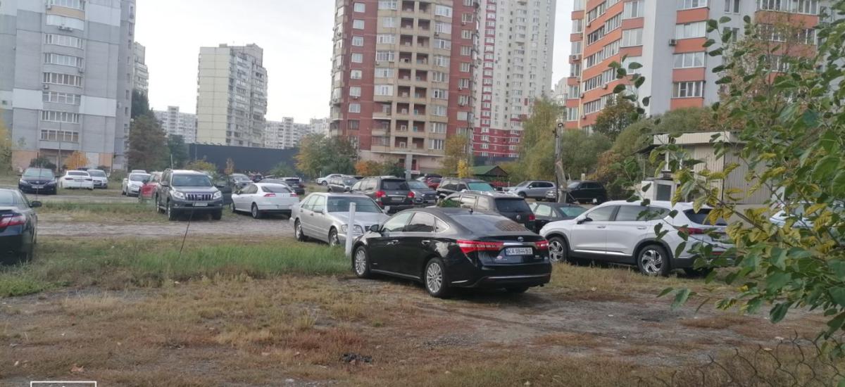 Туалет-привид на 180 мільйонів: як під носом у Кличка "віджимають" 3 гектари землі на Позняках