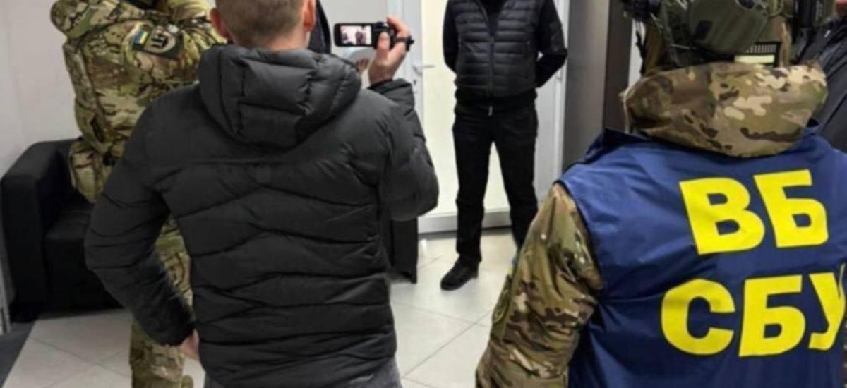 СБУ затримала полковника ПС ЗСУ і начальника управління СБУ на хабарі $320 тис. за укриття розкрадання коштів на аеродроми