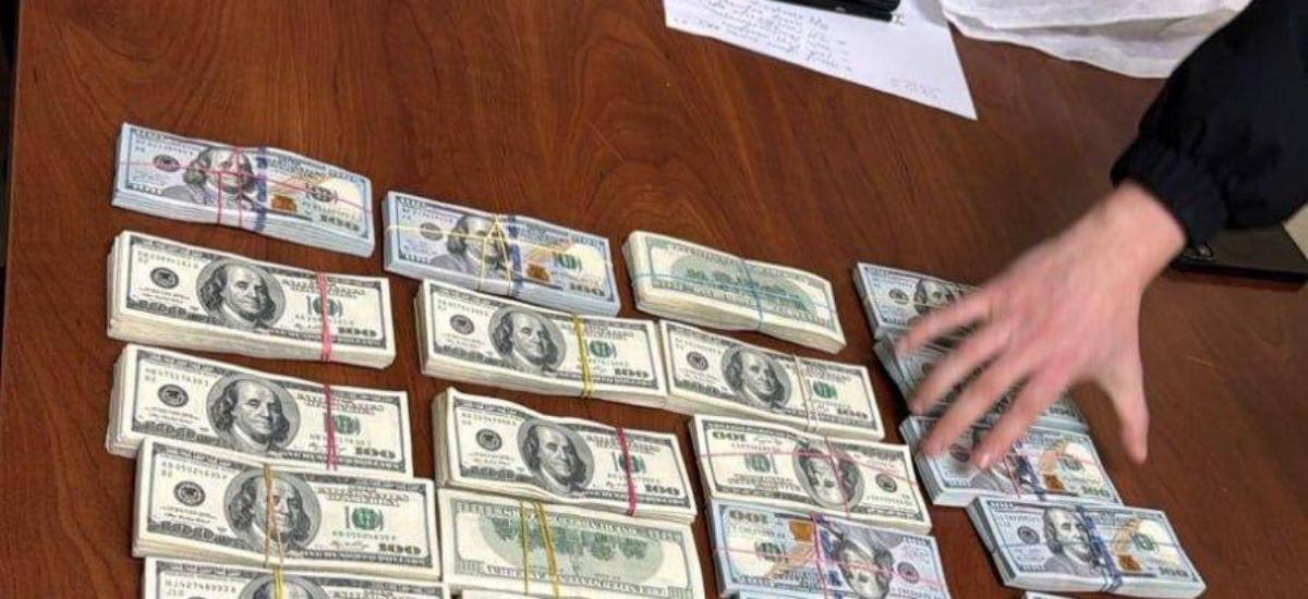 СБУ затримала полковника ПС ЗСУ і начальника управління СБУ на хабарі $320 тис. за укриття розкрадання коштів на аеродроми