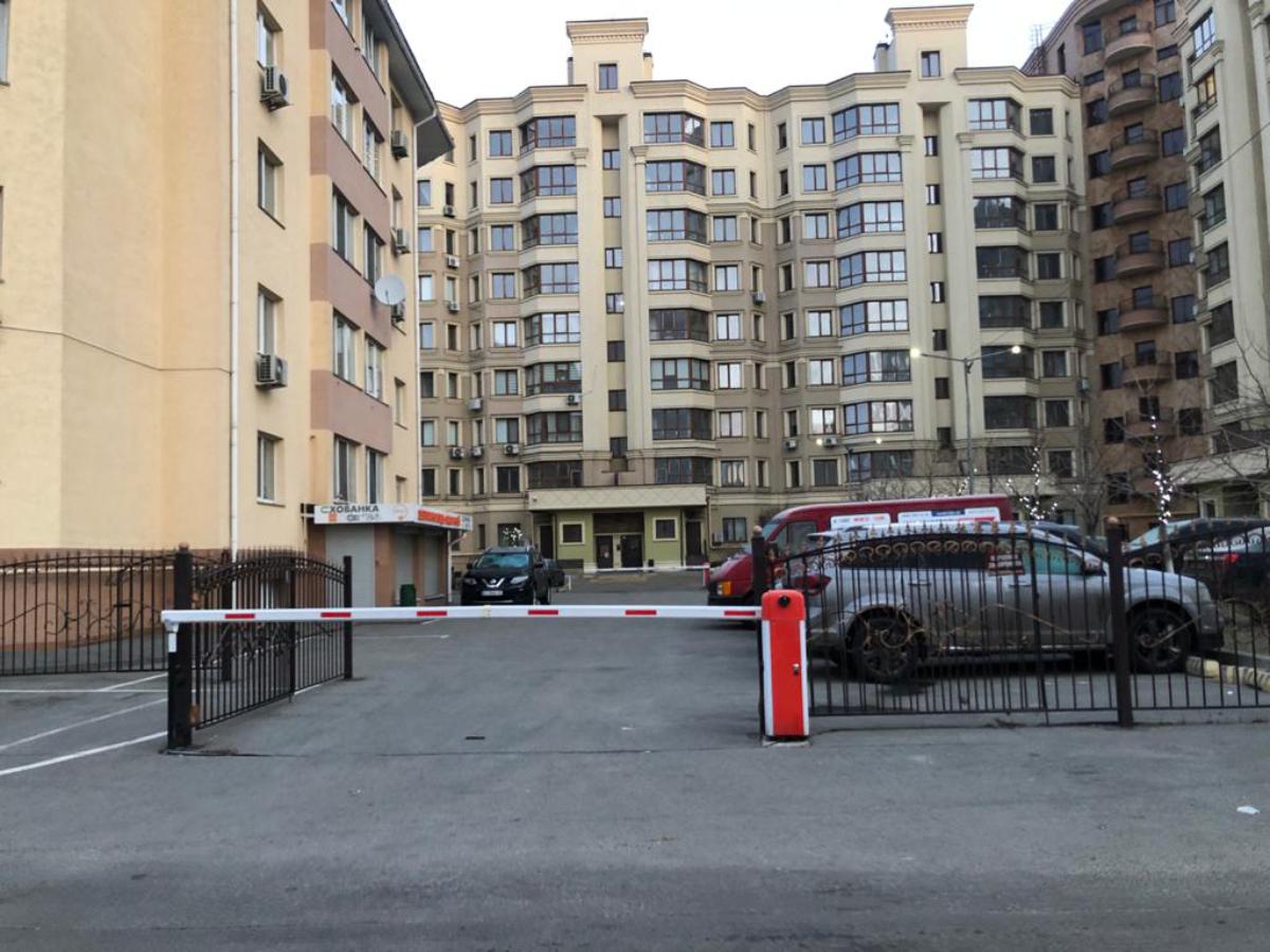 2 квартири, 3 машини і будинок придбала за рік українка Марина Корнієнко яка живе на допомогу з безробіття