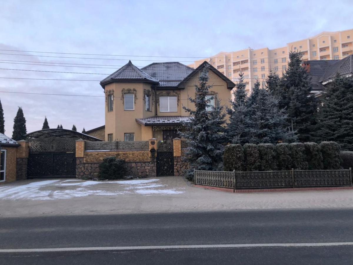 2 квартири, 3 машини і будинок придбала за рік українка Марина Корнієнко яка живе на допомогу з безробіття