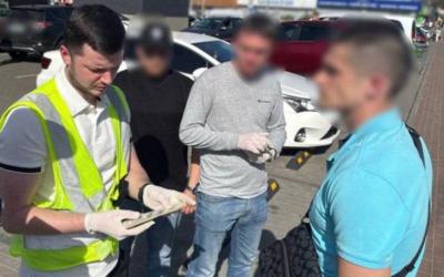 ❗️У Києві затримано чиновника КМДА на хабарі $15 тисяч — «кошти за дитяче футбольне поле»