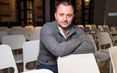 Голова Деснянської РДА заявив про плани копати вигрібні ями на Троєщині