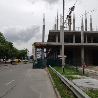 Строители  ТЦ на Борщаговке наглым образом захватили часть дороги