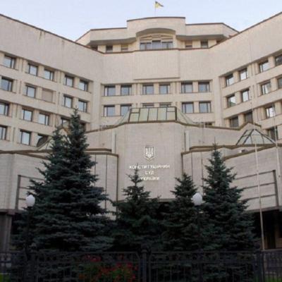 48 нардепів просять КСУ скасувати "карантин вихідного дня"