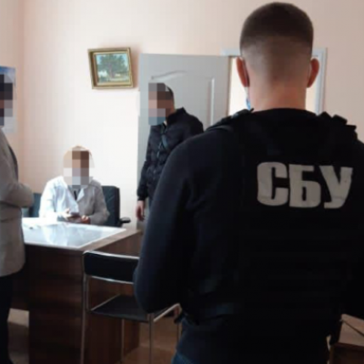 Двох лікарів затримали в Києві на отриманні хабара за привласнення групи інвалідності