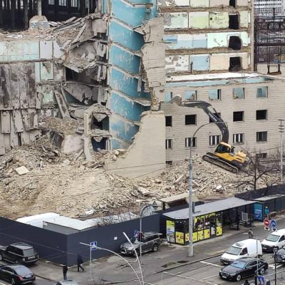 В центре сталици  рушат здание